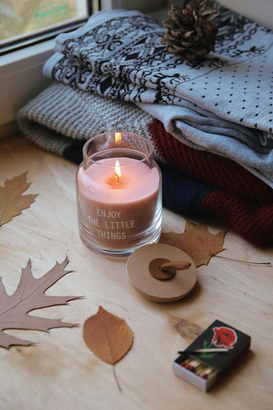 Bougie parfumée rose et plaid tricoté pour une soirée cocooning